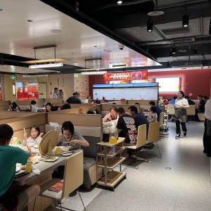 国庆餐饮市场火爆：火锅店午市客流增四成，茶饮品牌多门店爆单