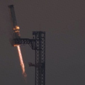 SpaceX成功捕获巨型星际飞船助推器，实现关键测试里程碑